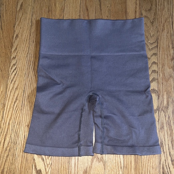 Aritzia Biker Shorts Small - Picture 3 of 4